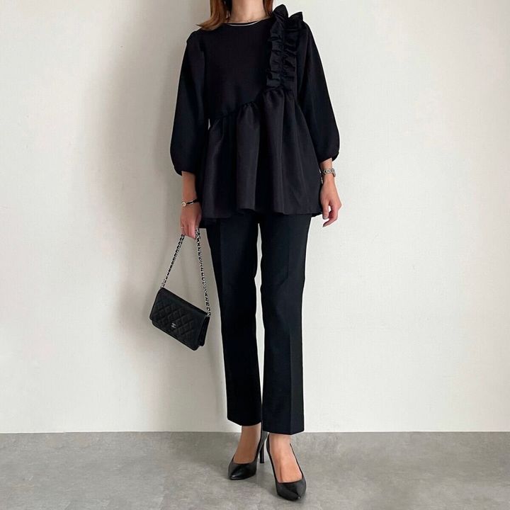 しまむらフリルトップスのオールブラックコーデ