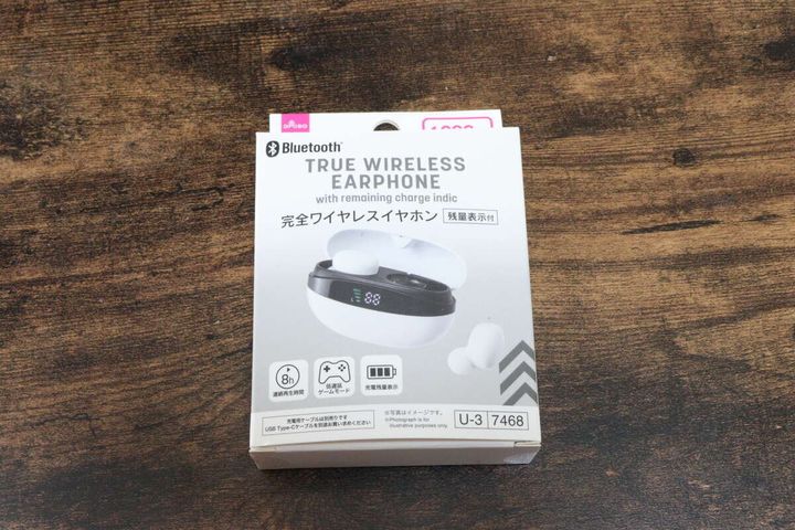 ダイソーの完全ワイヤレスイヤホン 残量表示付のパッケージ