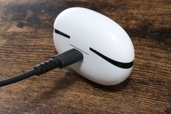 ダイソーの完全ワイヤレスイヤホン 残量表示付はUSB Type-C充電対応