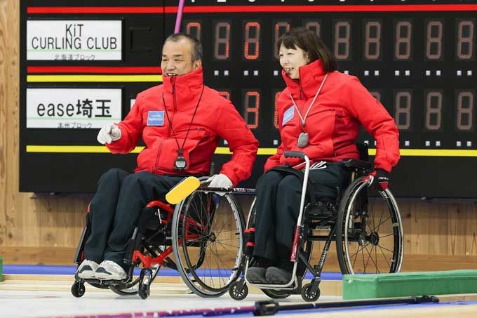 車いすカーリングミックスダブルスに出場する中島洋治（左）と小川亜希＝第21回ナブテスコ日本車いすカーリング選手権大会（4人制ミックス）で撮影