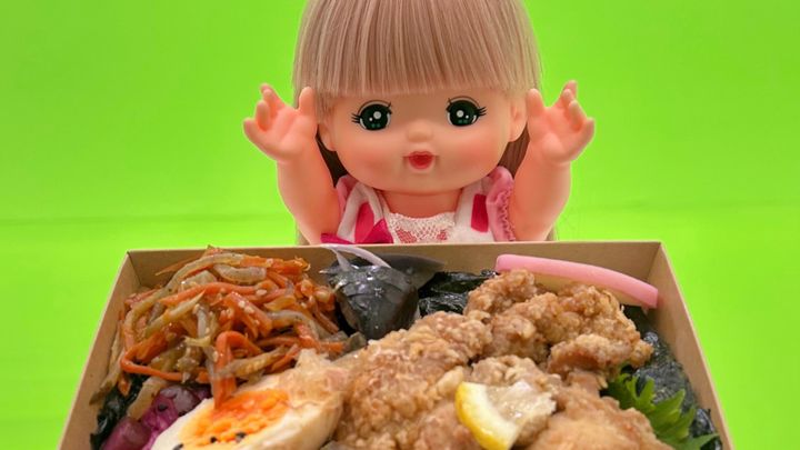 1992年の誕生以来、世代を超えて愛され続けているお世話人形「メルちゃん」。今、公式Xで投稿される、メルちゃんの「お食事風景」が大人たちの間でも大きな注目を集めています。