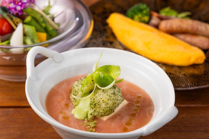 旬の山菜を使ったスープ朝食