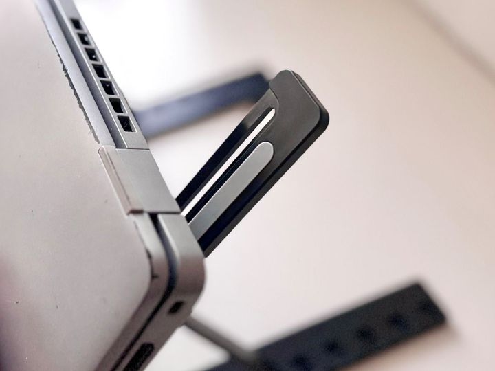 100均のノートPCスタンドが超優秀！コスパ良しでデスク周りを快適アップデート