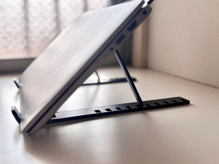 100均のノートPCスタンドが超優秀！コスパ良しでデスク周りを快適アップデート