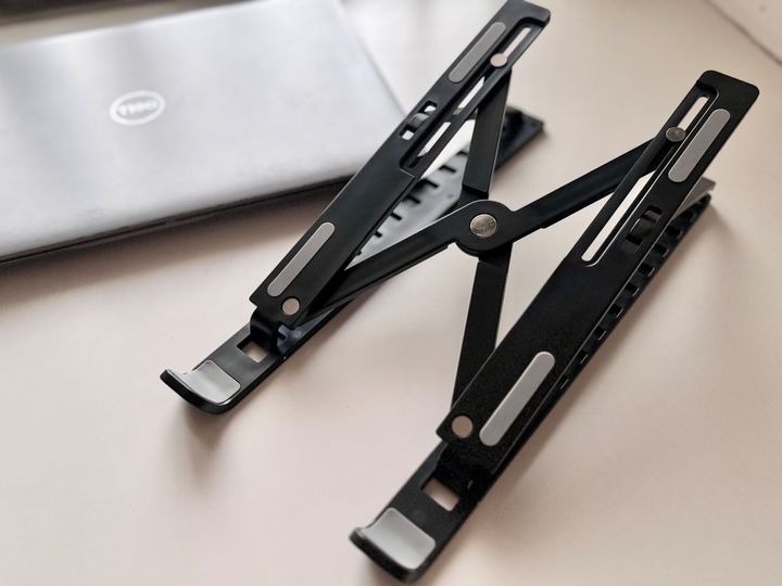 100均のノートPCスタンドが超優秀！コスパ良しでデスク周りを快適アップデート