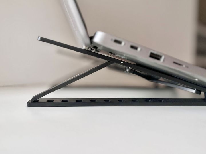 100均のノートPCスタンドが超優秀！コスパ良しでデスク周りを快適アップデート