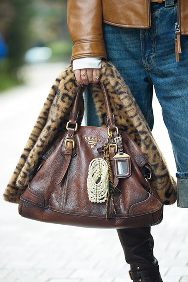 「長年愛用していて味が出てきた『プラダ』のバッグやレオパード柄のフェイクファーストールを合わせて大人の遊び心を。レザー、ファー、デニムという異素材ミックスを楽しんでいます」