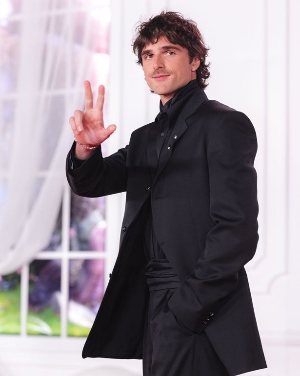 196cmの長身、スポーツで鍛えたがっしりした体格も魅力(『嵐が丘』) [c]2026 Warner Bros. Entertainment Inc. All Rights Reserved.