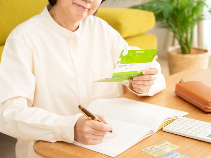 東京都目黒区在住・55歳女性が実家暮らしを選ぶ理由とは？ All About ニュース編集部が実施した「実家暮らし」に関する調査から、現在実家暮らしをしている人の生活費や将来の計画などを紹介します。