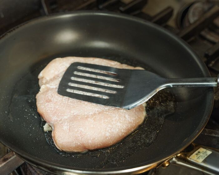 【笠原将弘さん】1枚150円の鶏むねで作る「バターを効かせた照り焼きチキン」の作り方。作り置いても美味しく食べられます♪