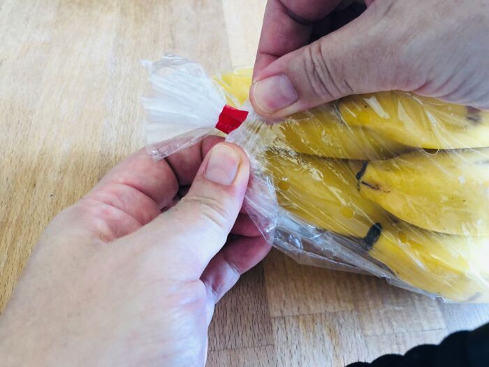 ギーッと引っ張っても取れない『野菜袋に巻かれているシール』をハサミなしで一発で取る方法♪