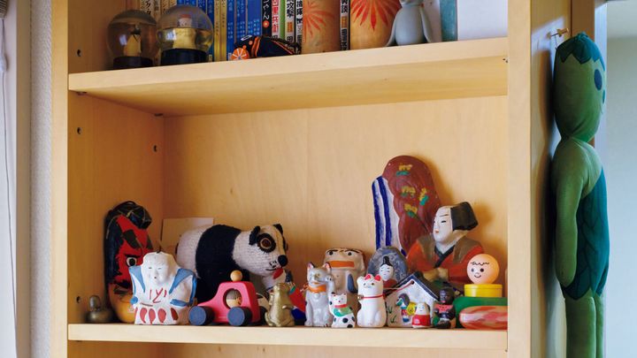 アトリエのデスク脇の棚