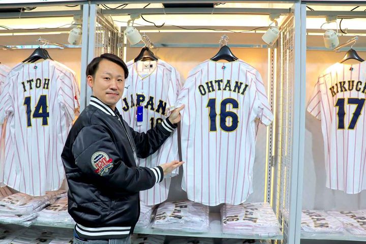 画像: 2026 WORLD BASEBALL CLASSIC（TM）選手名入りレプリカユニフォームはホーム＆ビジターともに各2万円（税込）