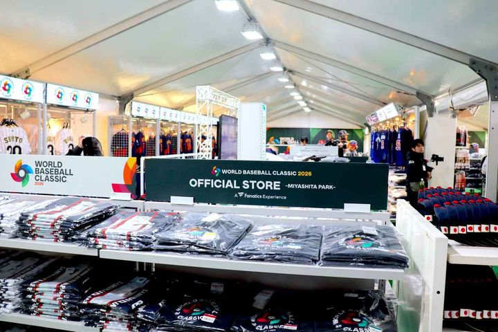 画像: キャップやTシャツなどのグッズが並び、WBCの雰囲気を味わえる