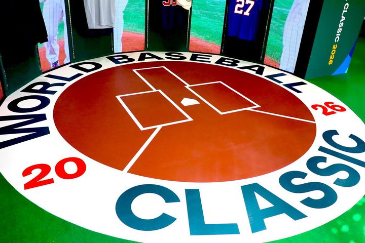 画像: バッターやキャッチャーになれる？ バッターボックス風のフロア