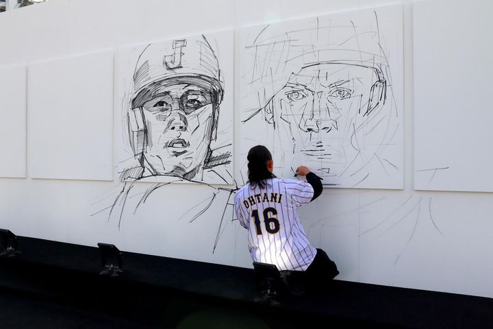 画像: 大谷翔平選手ら各国のスター選手を描く「OVER ALLs」の山本勇気氏