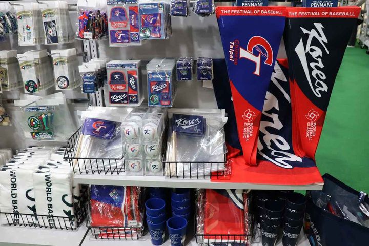 画像: 韓国やチャイニーズ・タイペイチームの関連グッズも並ぶ