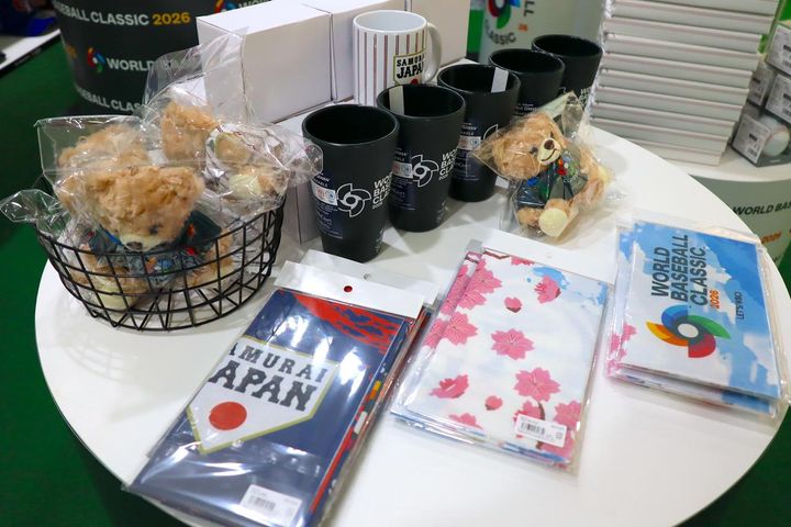 画像: 贈り物としても喜ばれそうな「2026 World Baseball Classic ユニフォームベアキーチェーン」3000円（税込）、「2026 World Baseball Classic 手ぬぐい（富士山和柄）（World Baseball Classic × 侍ジャパン）」1200円（税込）など