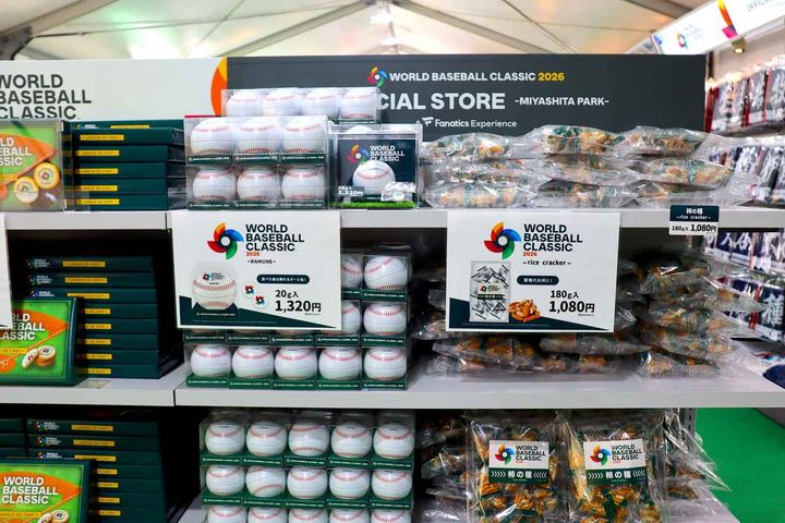 画像: お土産にもぴったりなプリントラムネ缶（20g入／1320円）、観戦中に楽しみたい柿の種（180g／1080円、いずれも税込）