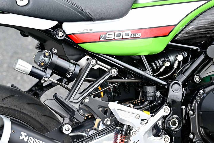 リアショックはハイパープロ製T461ホース付タンクタイプHPA（油圧プリロードアジャスター）付。圧側減衰力は高速／低速の調整が可能だ