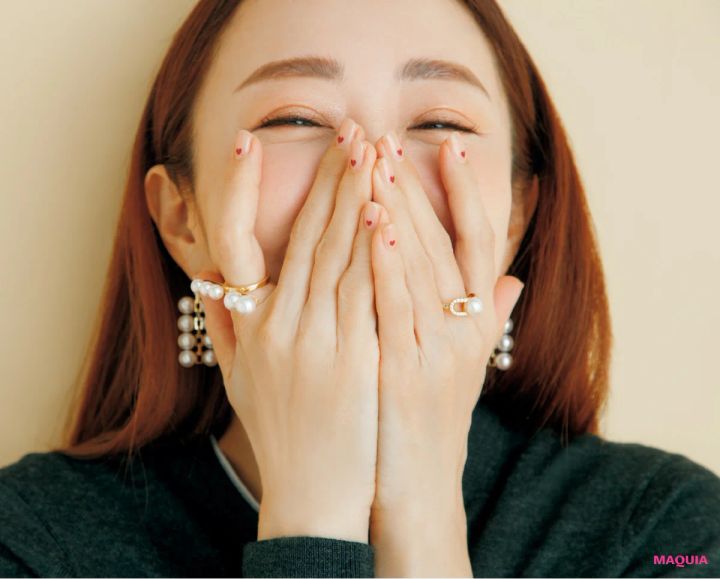 神崎 恵さん、色で遊ぶ大人メイクのポイントは？ アイスブルーのまつ毛に合わせるヘア&ファッションも