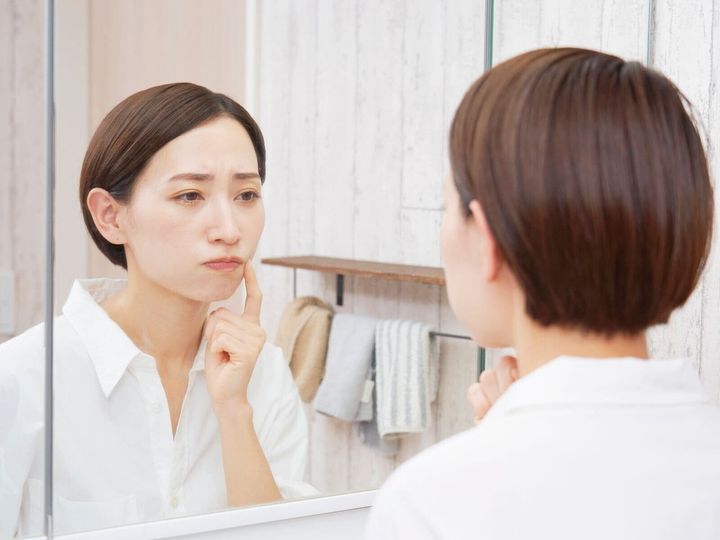 【形成外科医が解説】口内炎は多くの人が経験する、よくある口内の病気の1つです。しかし、2週間ほど様子を見て治らない口内炎には注意が必要です。分かりやすく解説します。（※画像：Shutterstock.com）