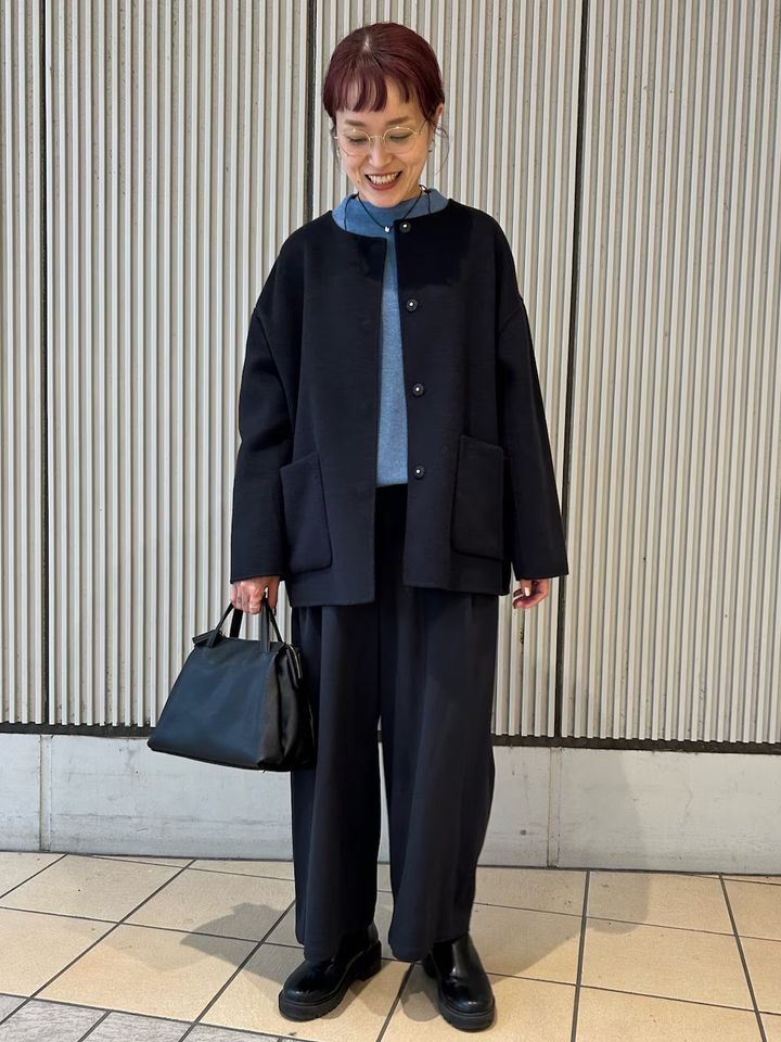 爽やかなブルーニットをのぞかせて