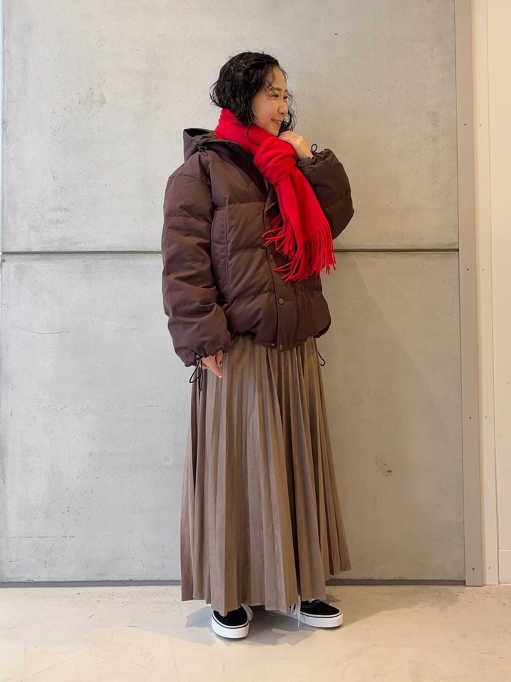 ブラウンの濃淡に赤マフラーでスイーツ配色に