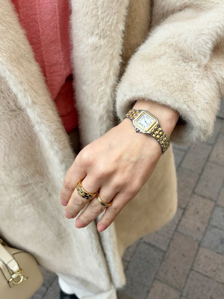 時計とリングは「カルティエ」で揃えて。「手元のさりげない輝きが、スタイリング全体に気品を添えてくれます。ベージュのコートにも相性がいいかなと思い、ゴールドメインで合わせました」