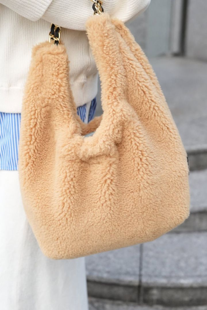 「ボアのバッグは季節感を加味できるし、なにより持っていてもこもこあったかいところも気に入っています」