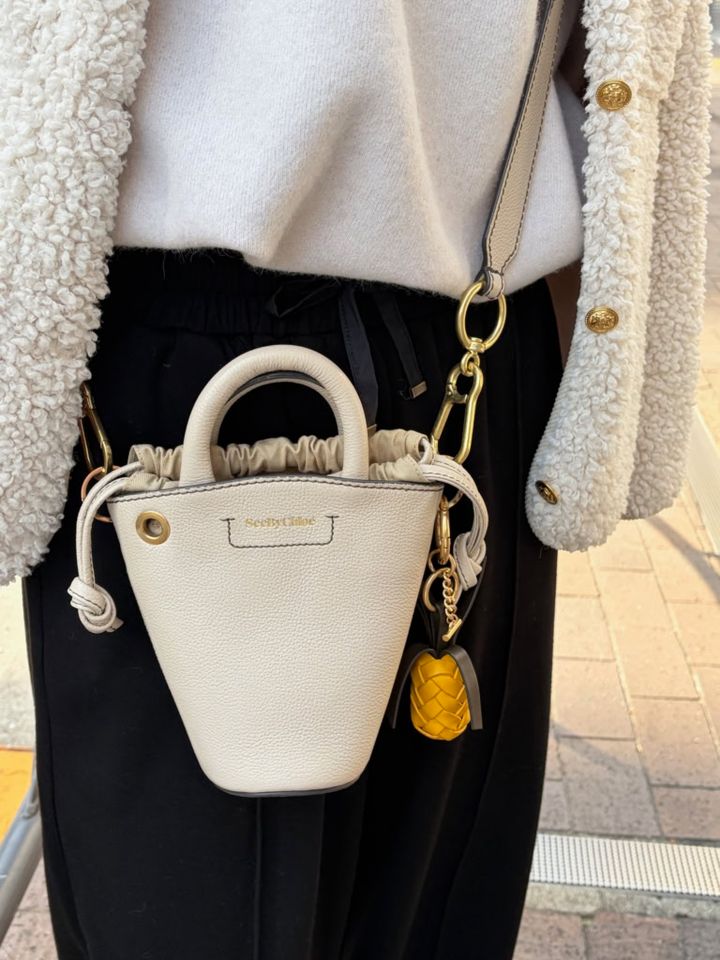 「シーバイクロエ」のショルダーで、カジュアルをランクアップ。「携帯と長財布も入る優れもの。コーデのポイントになるサイズ感で便利！パイナップルのチャーム付きだったのが決め手でした」