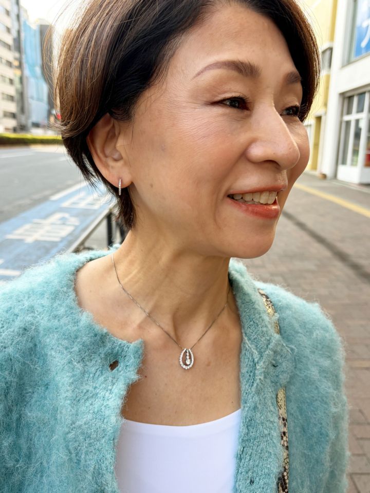 シルバーとダイヤをあしらったピアスとネックレスは三越で購入。 「ネックレスは馬の蹄デザイン。午年ですし、馬の蹄はラッキーアイテムとしても有名なので、良い一年になるようお守り感覚でつけています。どんなファッションにも合わせやすいところも気に入っています」