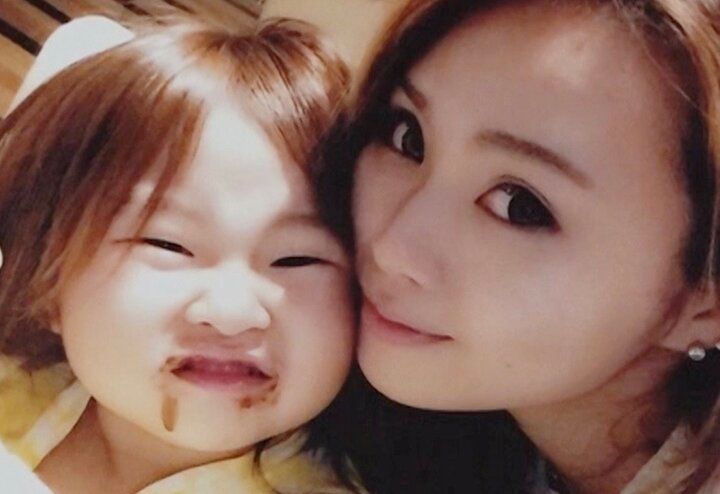 【写真・画像】「旦那の給料は14～15万。赤ちゃん用品はどうやって揃えよう」17歳で出産した大家族の美人ママ（33）、生活苦も子供を増やし続けた理由「4歳の時、両親が離婚して…」 1枚目