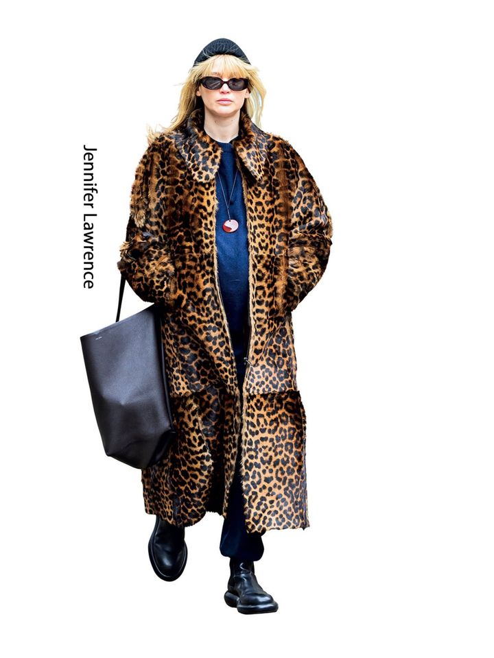 バケットバッグを合わせた冬コーデ。ボリュームアウターにも負けない大容量バッグで、仕事や小旅行にも対応