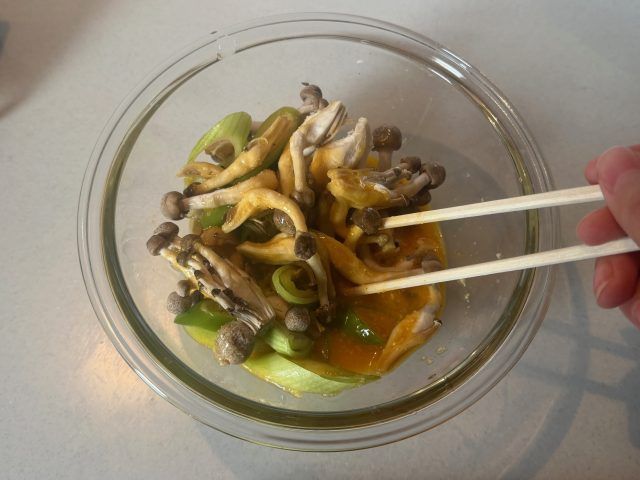タマゴと材料を和える