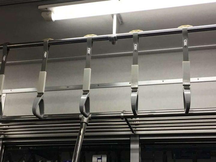 網棚に置いた荷物が...（画像はphotoAC）