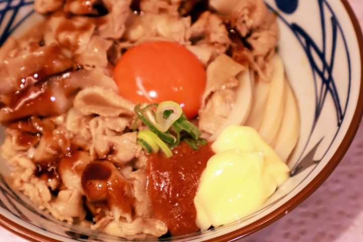 丸亀製麺“気分で選ぶ”春うどん登場！ 気合いを入れたい→ガツンと濃厚「こく旨 豚玉ぶっかけうどん」がおすすめ＜試食レポ＞ width=