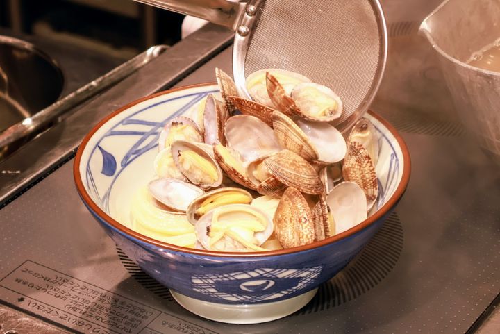 丸亀製麺“気分で選ぶ”春うどん登場！ 気合いを入れたい→ガツンと濃厚「こく旨 豚玉ぶっかけうどん」がおすすめ＜試食レポ＞ width=