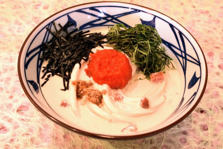 丸亀製麺“気分で選ぶ”春うどん登場！ 気合いを入れたい→ガツンと濃厚「こく旨 豚玉ぶっかけうどん」がおすすめ＜試食レポ＞ width=