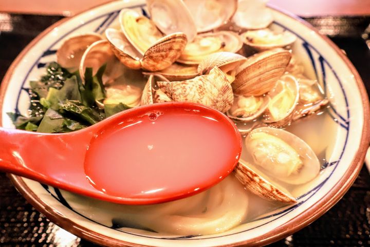 丸亀製麺“気分で選ぶ”春うどん登場！ 気合いを入れたい→ガツンと濃厚「こく旨 豚玉ぶっかけうどん」がおすすめ＜試食レポ＞ width=