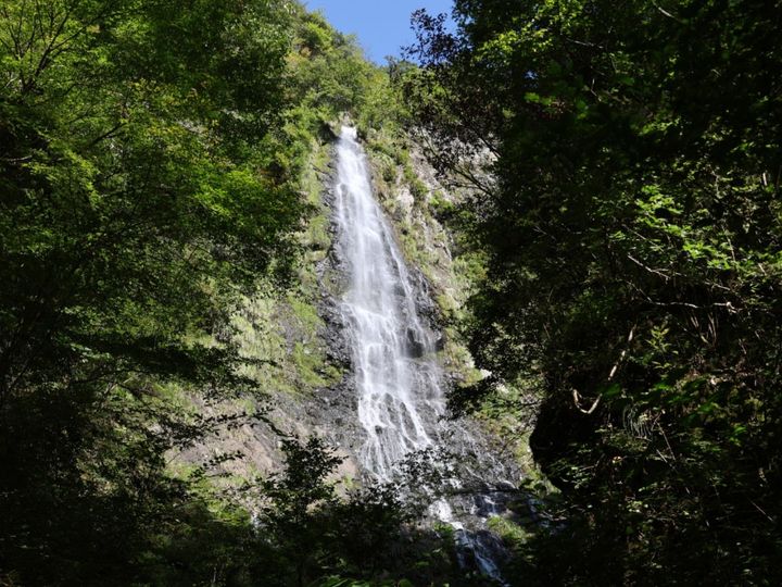 All About ニュース編集部が全国250人を対象に実施した「滝に関するアンケート」の調査結果から、冬に行きたい「兵庫県の滝」ランキングを発表！ 2位「昇竜の滝」を抑えた1位は？