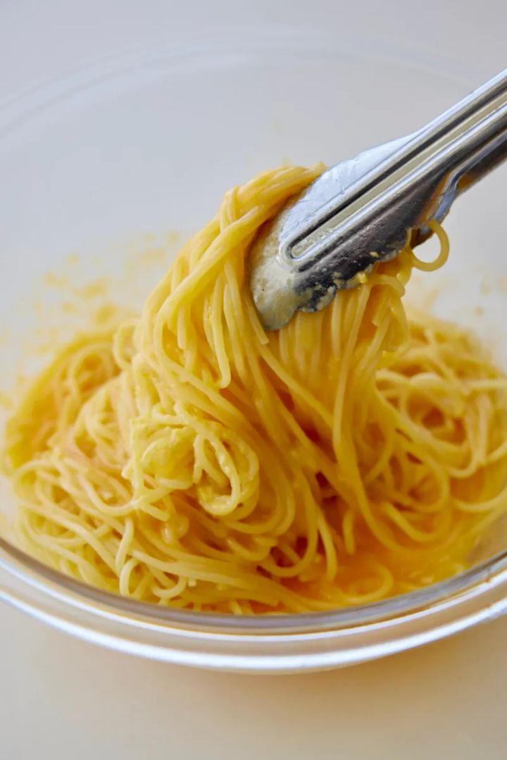 スパゲティを入れ、余熱でソースに火を通す