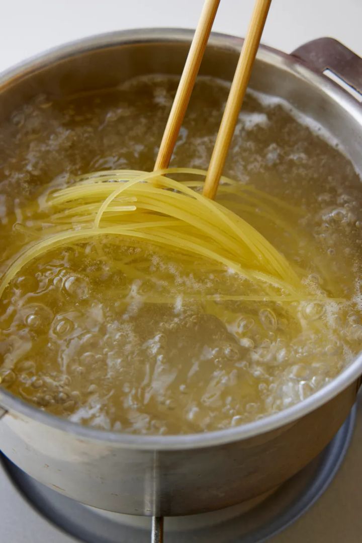 スパゲティをゆでる