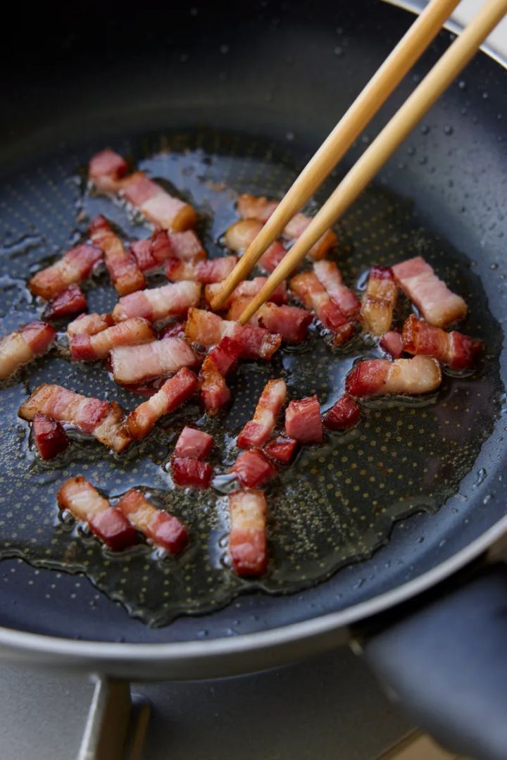 ベーコンを入れて全面がカリッとするまで焼く