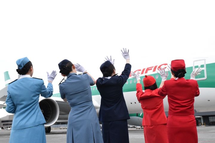 手を振る女性スタッフ