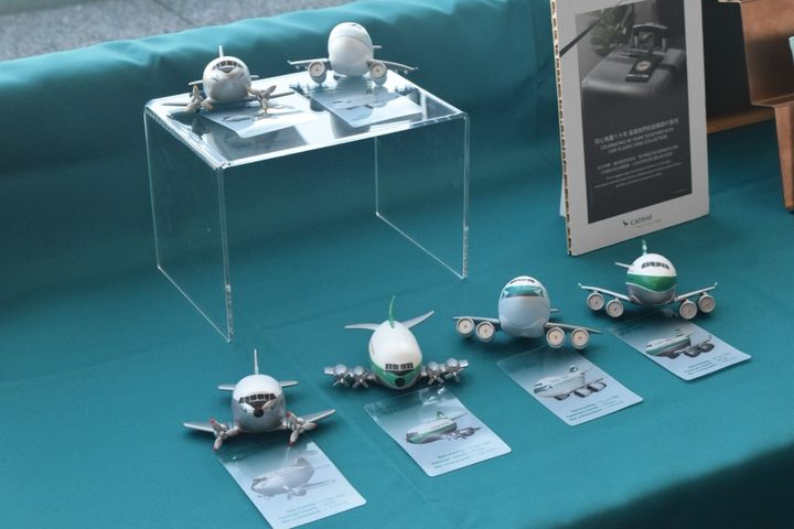 80周年を記念したグッズ（マスコットなど）