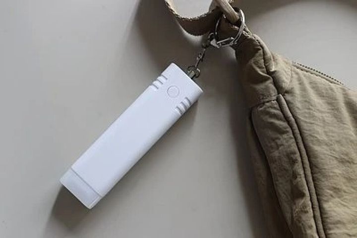 ダイソーの防犯ブザーをバッグに付ける