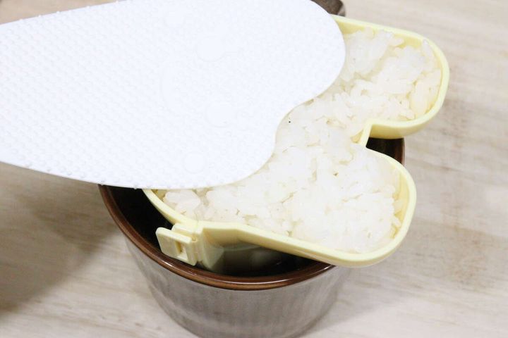 ダイソーのデコかわ ごはん de おすわり わんにゃんにごはんを詰める