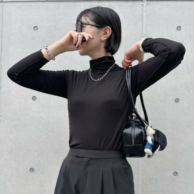 GU「ソフトシアーハイネックT(長袖)」