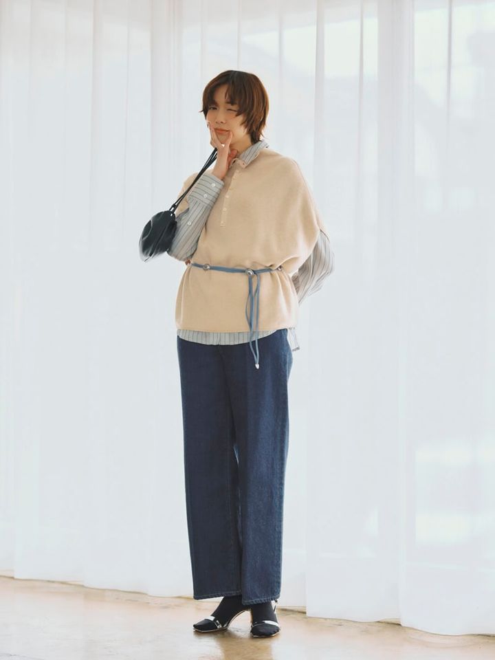 程よいゆとりがありつつも、やや深めの股上とすっきりとしたヒップ周りで好スタイルに見せられる。高めのウエストベルトでより脚長を狙って。デニム￥39, 600、サンダル￥137, 000（ともにエブール／リトルリーグ インク） 3wayニットジレ￥19, 800、ベルト￥34,100（ともにプントヴィータ／サロン アダム エ ロペ） ストライプシャツ￥44, 660（テラ／ティースクエア プレスルーム） ソックス￥2,750（ブルーフォレ／リトルリーグ インク） バッグ￥35,200（ナッシング リトゥン／オデット エ オディール新宿店）